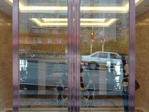 北京知春路工装装修 专业定制安装玻璃隔断、镜子与钢化玻璃门的全方位指南